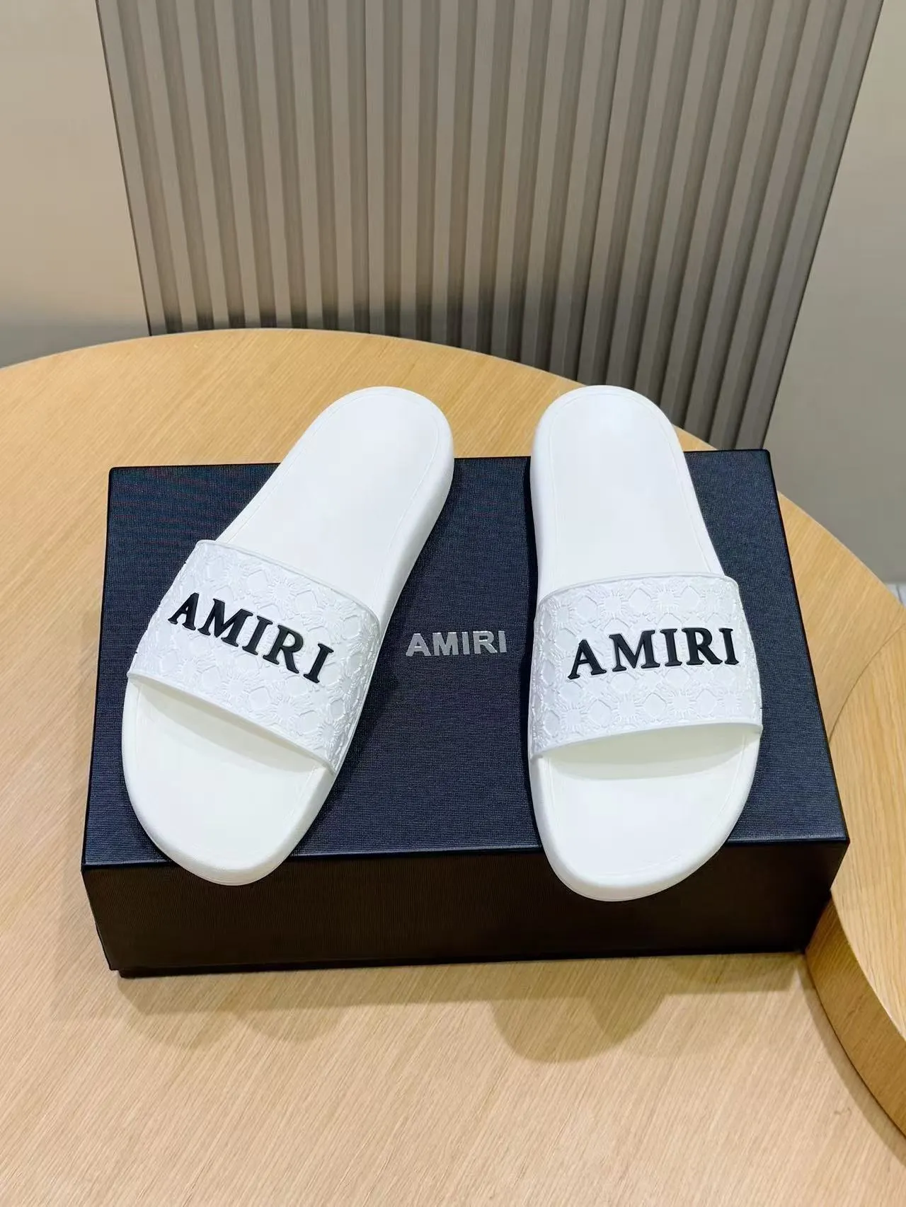 [AMIRI* Emil] P: 300💰 Size: 39-45 Official website new original 1:1 AMIRI* Emil classic men's slippers, high-end boutique, original material, TPU upper, foam bottom, fine workmanship, casual, loose and comfortable, a must-have in summer.